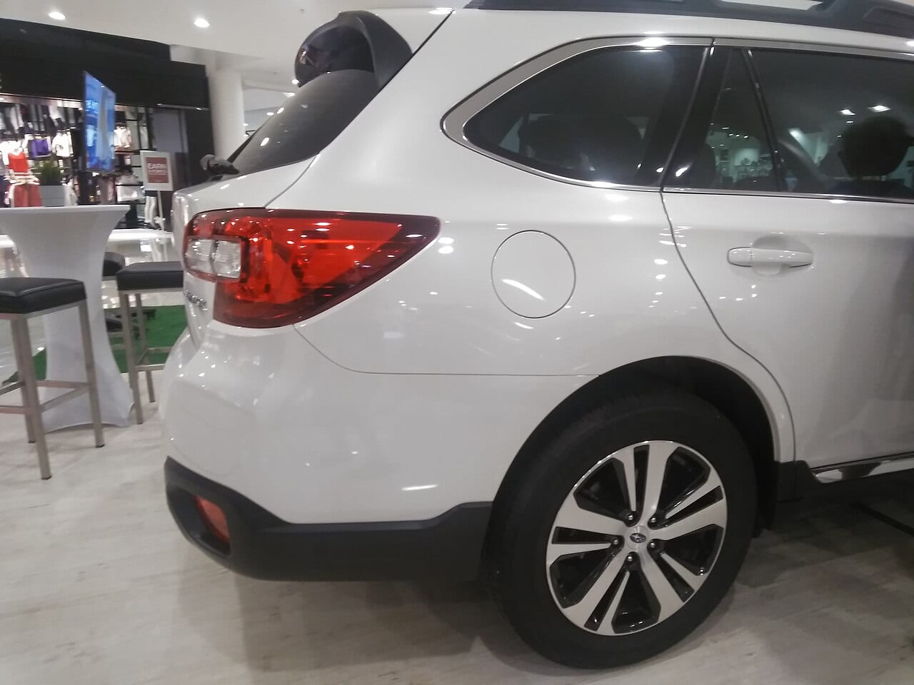 Subaru Outback 2.5i AWD Summit, bakifrån